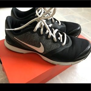 NIKE RUNNING SHOES
